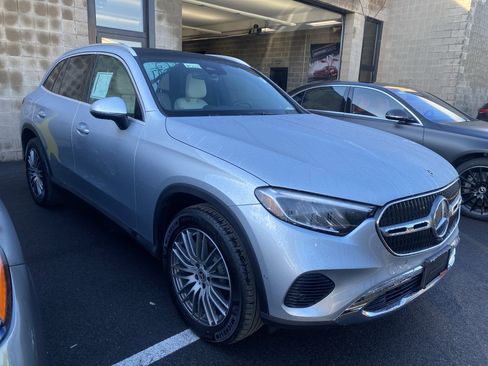 Used 2025 Mercedes-Benz GLC 300 4MATIC image 2