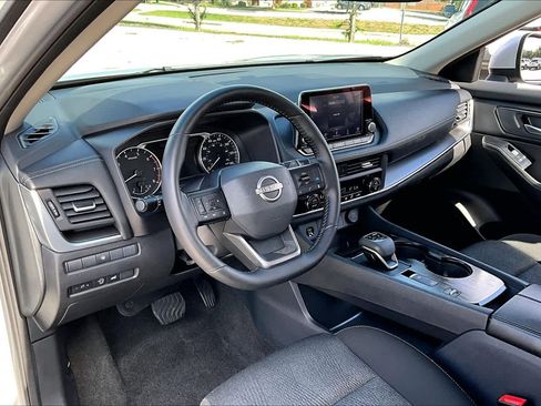 Certified 2025 Nissan Rogue SV FWD image 18