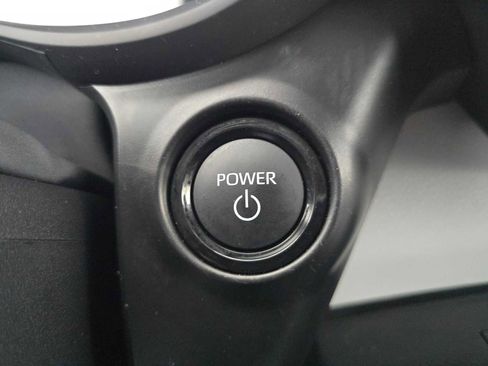 Used 2025 Toyota Sienna XLE image 32