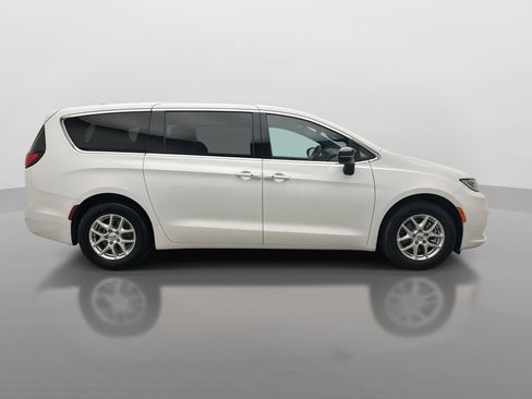 Used 2025 Chrysler Pacifica Select FWD image 6