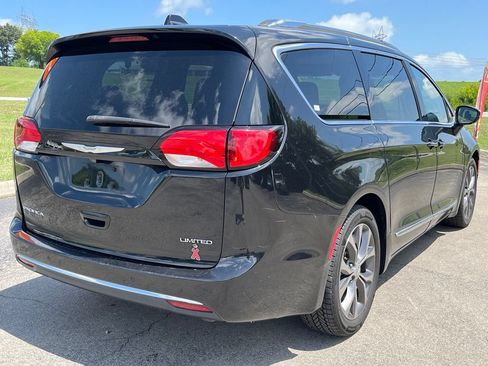 Used 2017 Chrysler Pacifica Limited w/ UConnect Theater Package FWD image 11