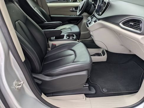 Used 2024 Chrysler Pacifica Touring-L FWD image 34