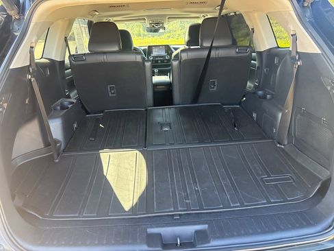 Used 2020 Toyota Highlander XLE image 46