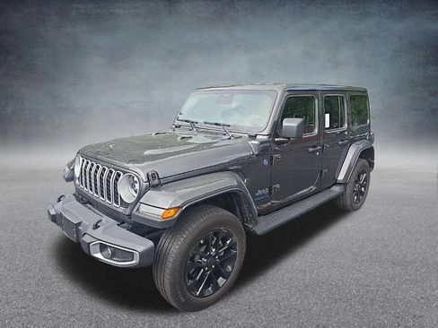 Used 2025 Jeep Wrangler Unlimited Sahara AWD/4WD image 3