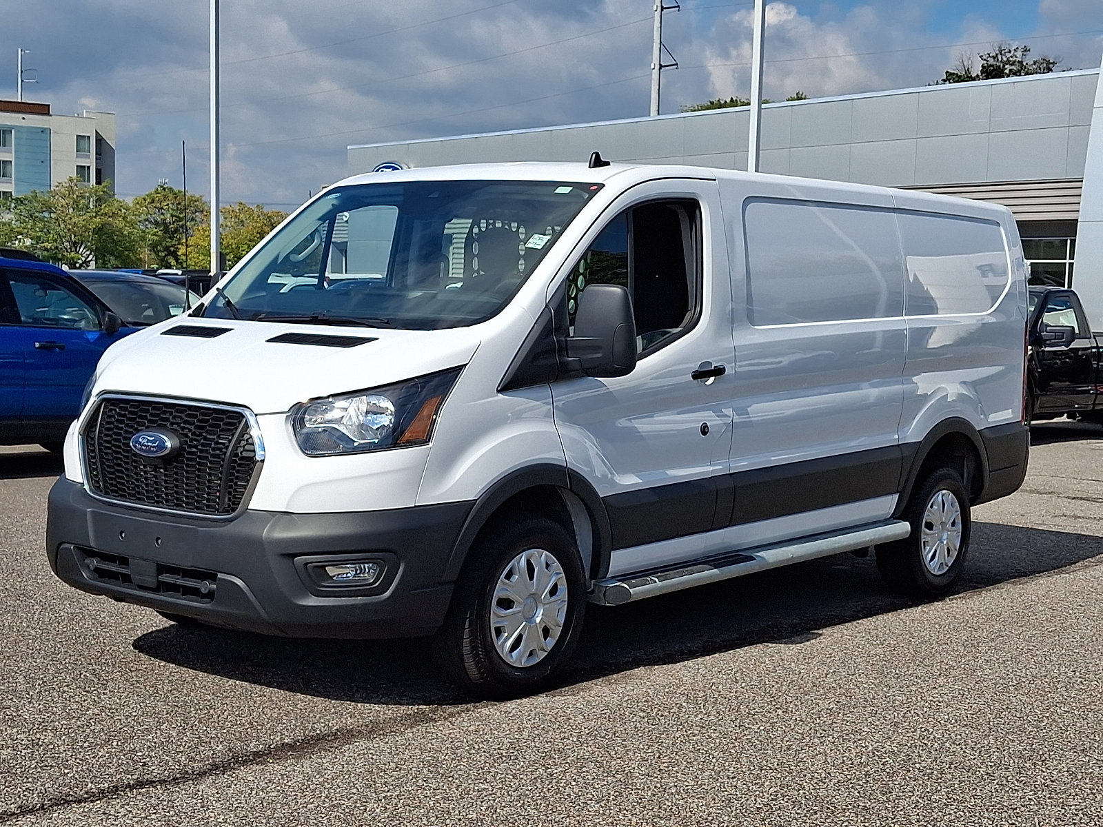 Certified 2025 Ford Transit 250 Low Roof w/ Exterior Upgrade Package RWD image 5