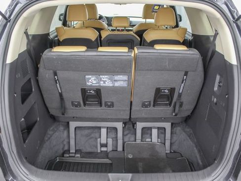 Used 2024 Kia Carnival LX FWD image 9