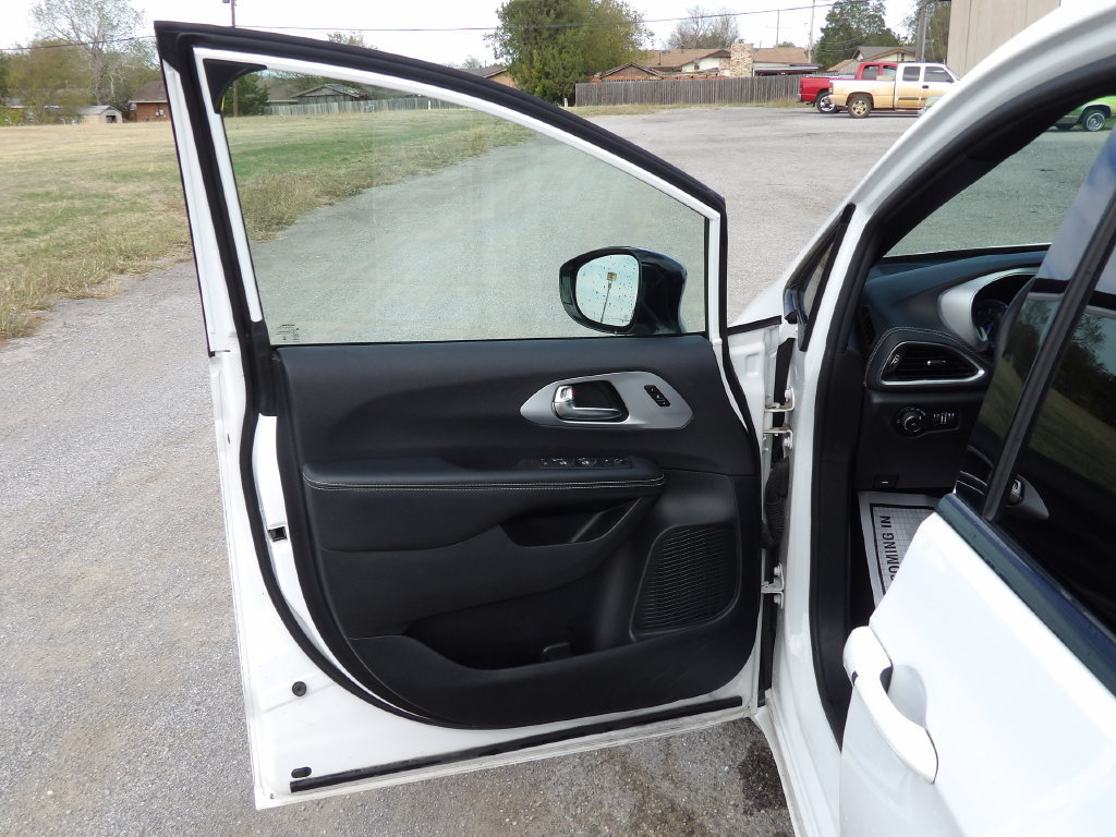 Used 2025 Chrysler Pacifica Limited FWD image 10