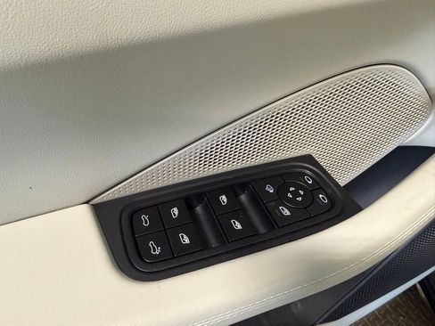 Certified 2025 Porsche Macan Turbo Electric AWD/4WD image 9