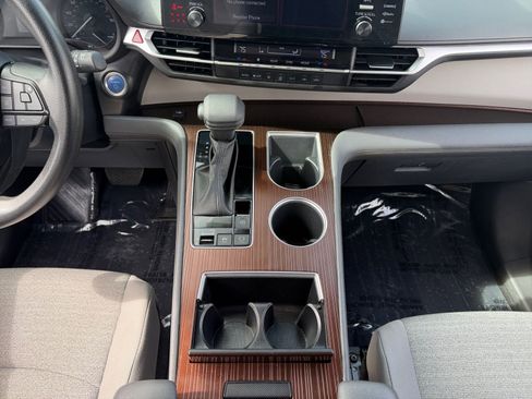 Certified 2023 Toyota Sienna LE FWD image 11