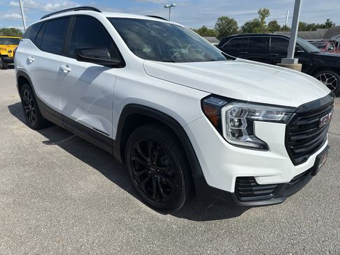 Used 2022 GMC Terrain SLE w/ Driver Convenience Package image 2