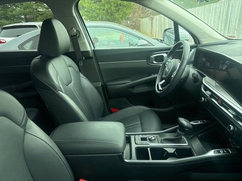 Used 2025 Kia Sorento S image 2