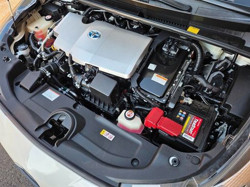 Used 2018 Toyota Prius Four w/ Advanced Technology Package image 28