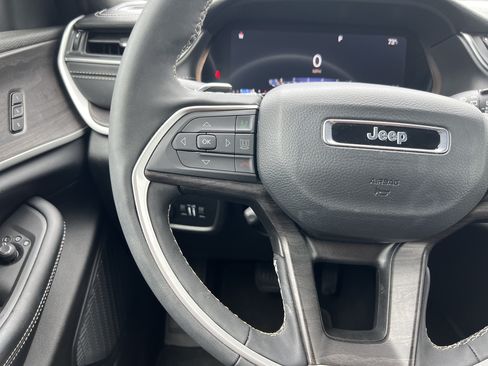 Used 2025 Jeep Grand Cherokee Limited w/ Luxury Tech Group II AWD/4WD image 19