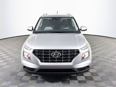 Used 2024 Hyundai Venue SEL FWD image 2