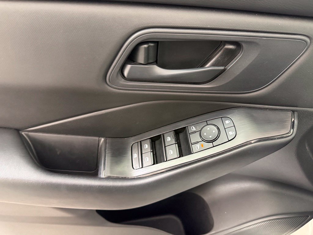 Used 2025 Nissan Rogue S AWD/4WD image 12