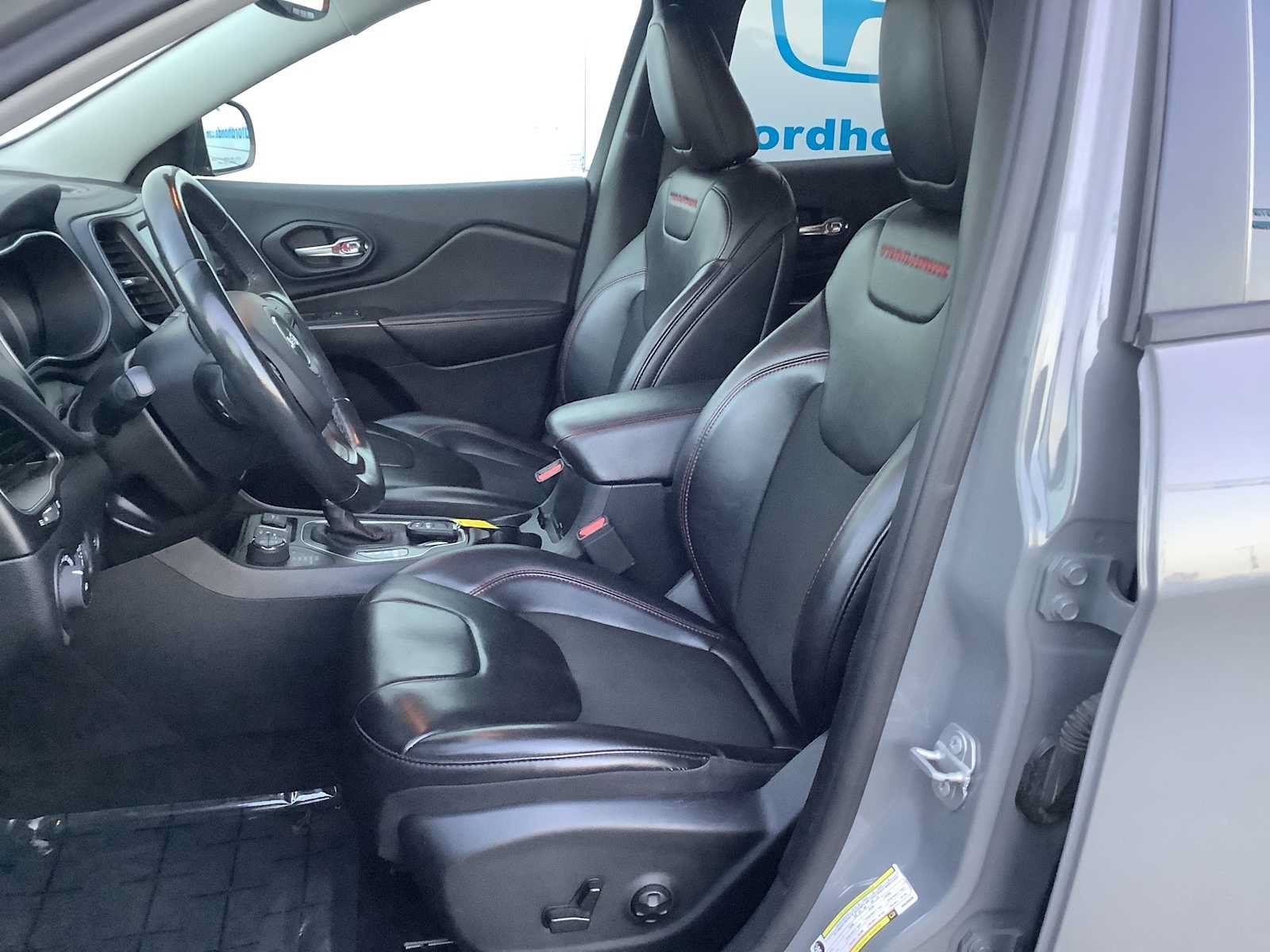 Used 2019 Jeep Cherokee Trailhawk w/ Comfort/Convenience Group AWD/4WD image 11