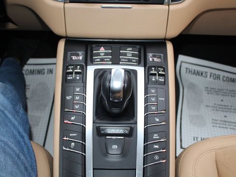Used 2018 Porsche Macan image 8