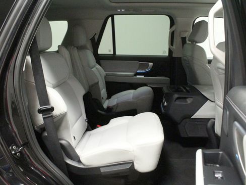 Used 2025 Ford Expedition Platinum w/ Driver's Package AWD/4WD image 18
