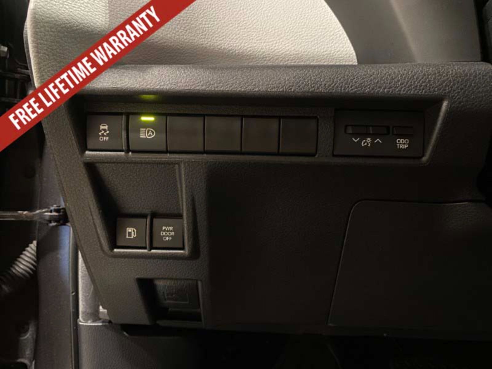 Used 2025 Toyota Sienna LE FWD image 39