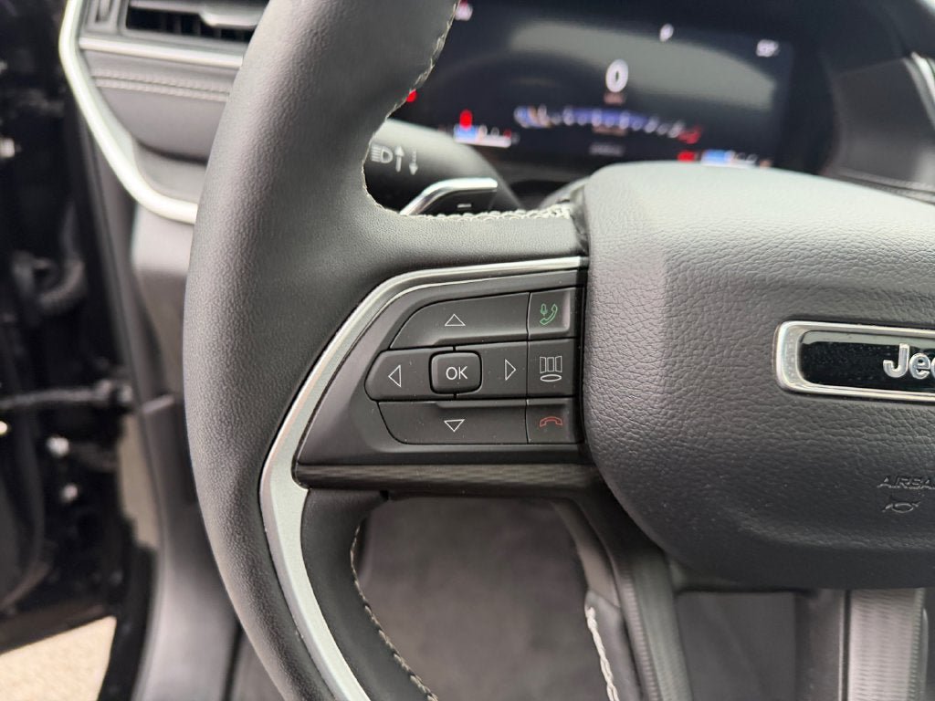 Used 2023 Jeep Grand Cherokee Altitude AWD/4WD image 15