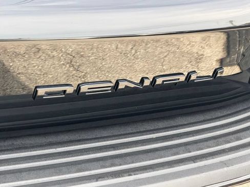 Used 2023 GMC Yukon XL Denali w/ Advanced Technology Package AWD/4WD image 9