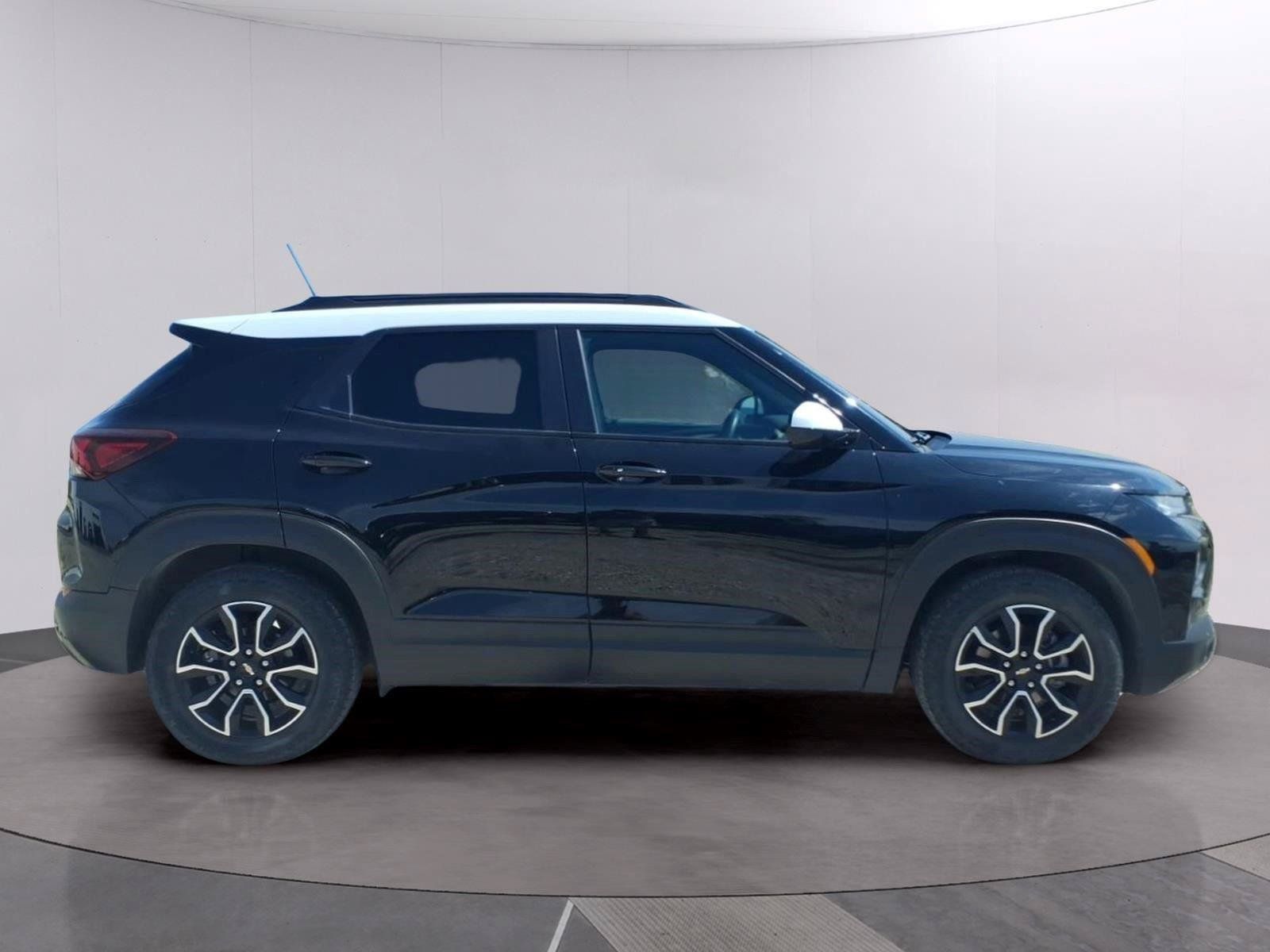 Used 2023 Chevrolet TrailBlazer ACTIV w/ Sun and Liftgate Package FWD image 6