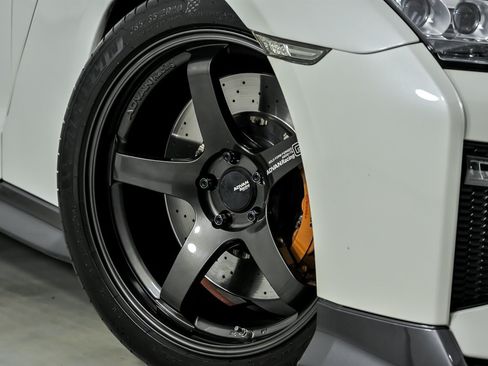 Used 2019 Nissan GT-R Premium w/ Premium Interior Package AWD/4WD image 4