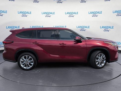 Used 2023 Toyota Highlander Limited FWD image 3