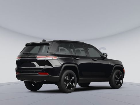 Used 2023 Jeep Grand Cherokee Altitude AWD/4WD image 4