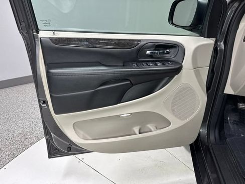 Used 2020 Dodge Grand Caravan SE w/ UConnect Hands-Free Group FWD image 8