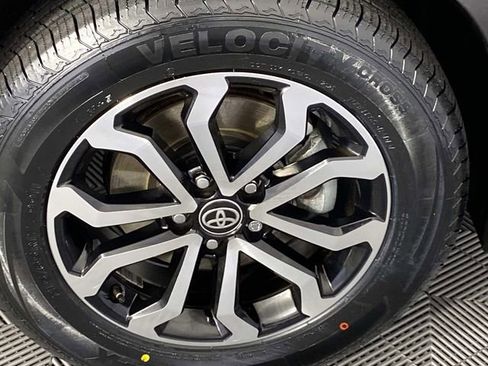 Used 2025 Toyota Corolla Cross AWD Hybrid w/ Moonroof Package image 30