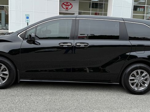 Used 2023 Toyota Sienna XLE image 2