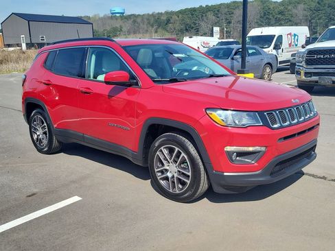 Used 2019 Jeep Compass Latitude image 1