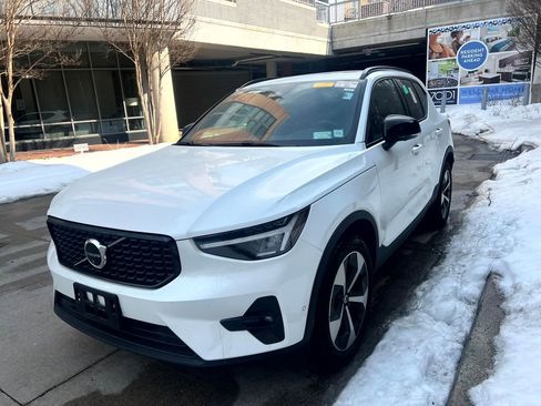 Certified 2025 Volvo XC40 B5 Plus image 1