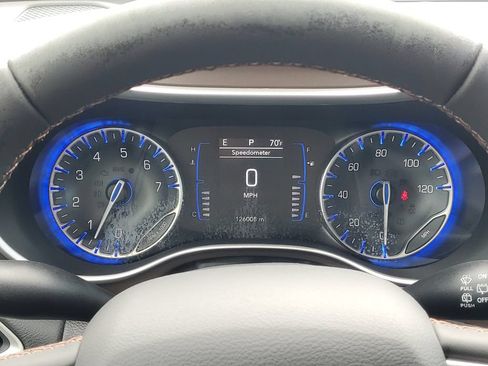 Used 2018 Chrysler Pacifica Touring-L FWD image 15