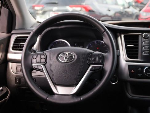 Used 2019 Toyota Highlander XLE AWD/4WD image 26