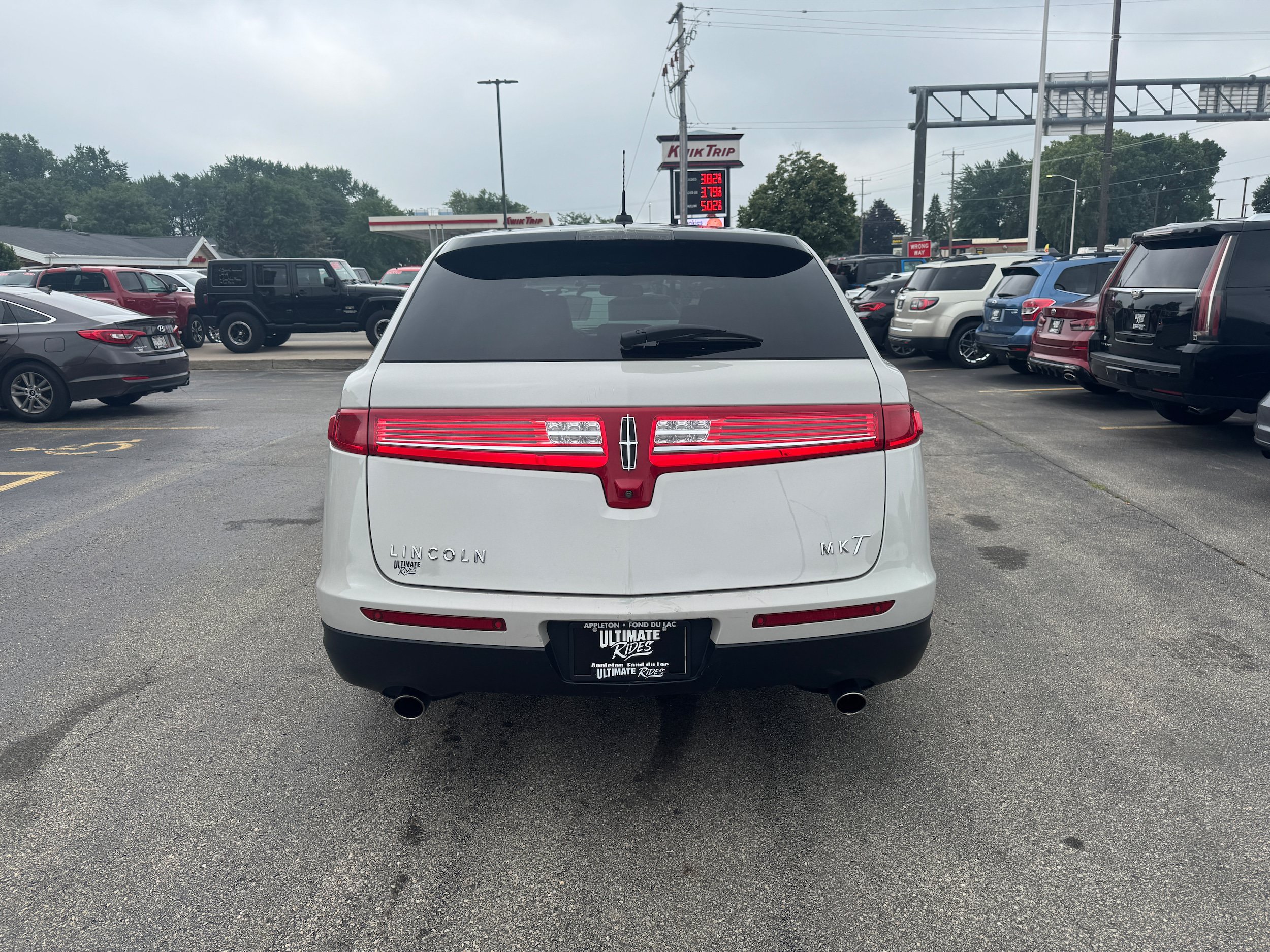 Used 2019 Lincoln MKT AWD image 3