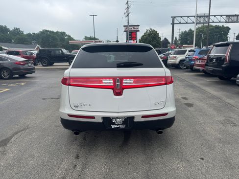 Used 2019 Lincoln MKT AWD image 3