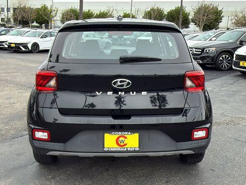 Used 2023 Hyundai Venue SE image 4