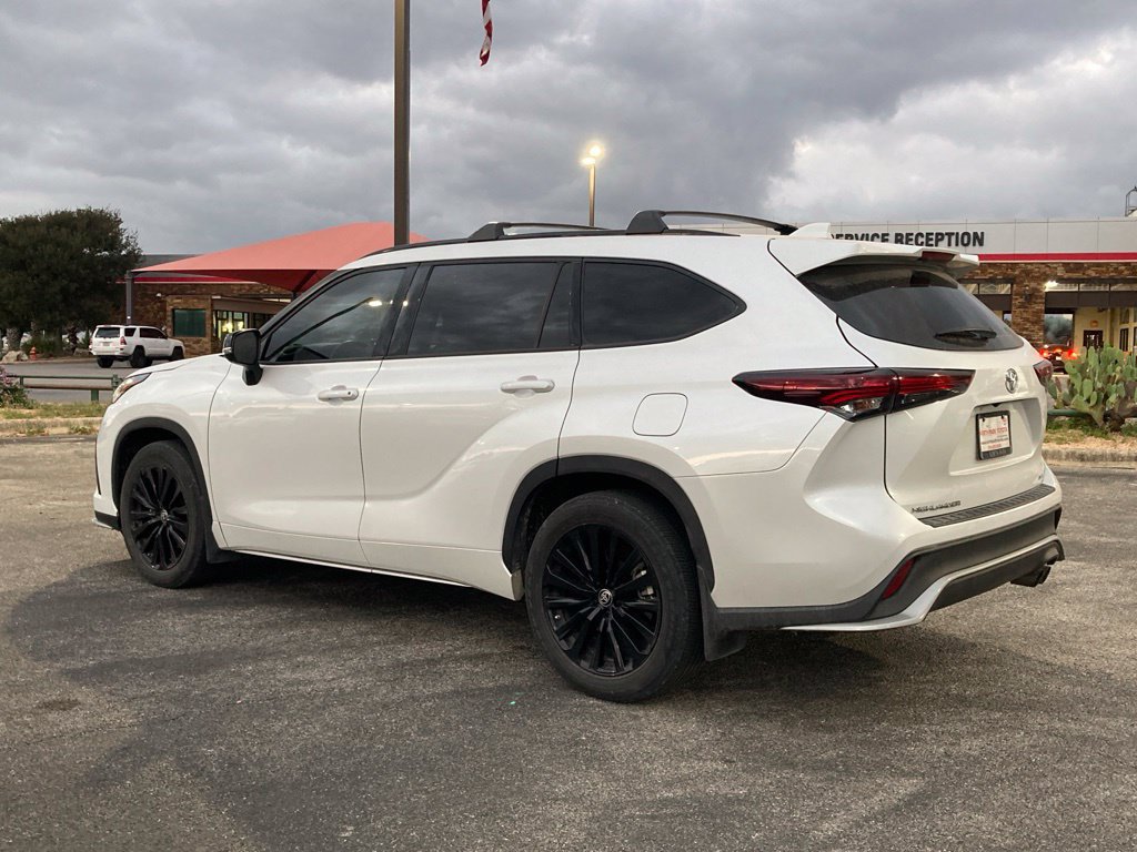 Used 2024 Toyota Highlander XSE FWD image 5