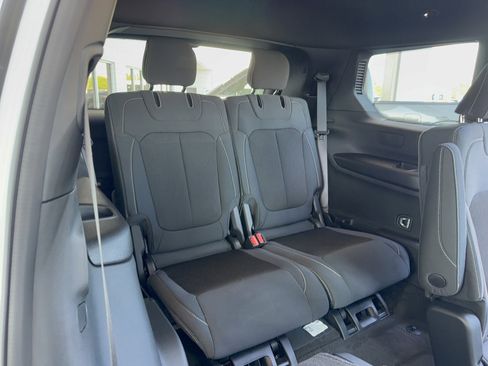 Used 2025 Jeep Grand Cherokee L Laredo image 18