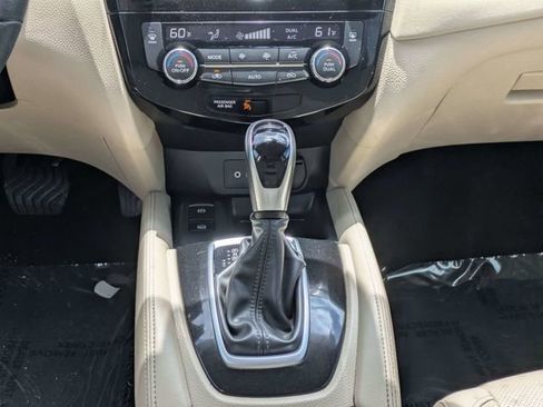 Used 2019 Nissan Rogue SL w/ Premium Package AWD/4WD image 17