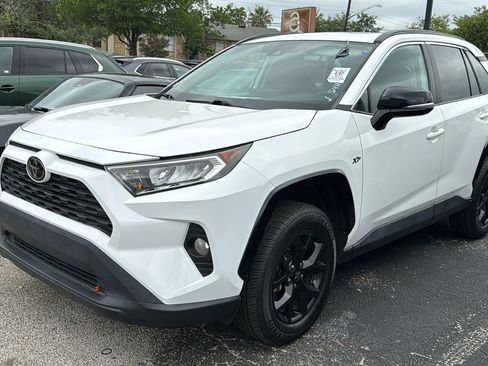 Used 2021 Toyota RAV4 XLE w/ Convenience Package FWD image 5