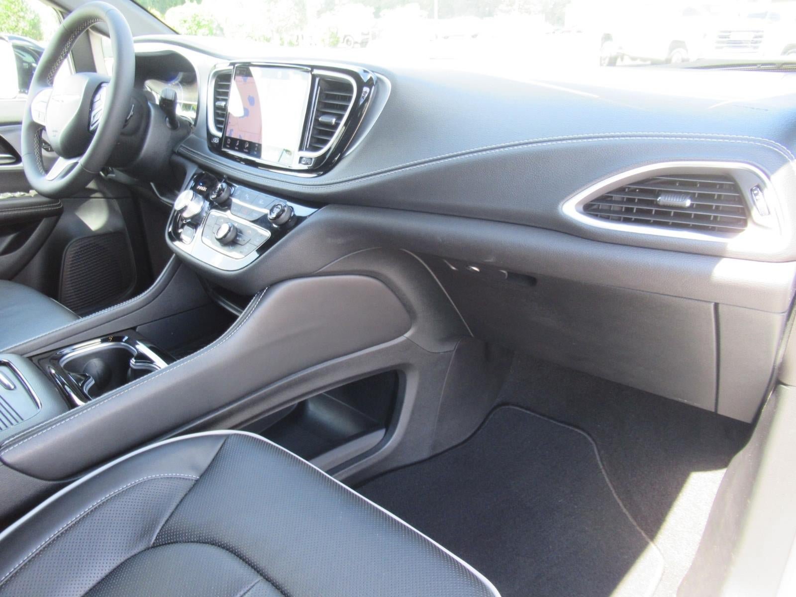 Used 2026 Chrysler Pacifica Limited FWD image 11