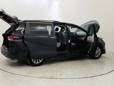Used 2024 Toyota Sienna XLE image 12