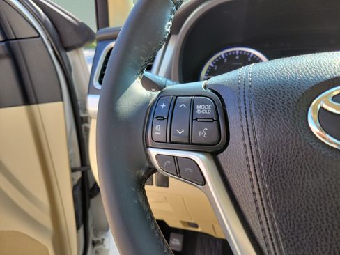 Used 2018 Toyota Highlander XLE FWD image 13