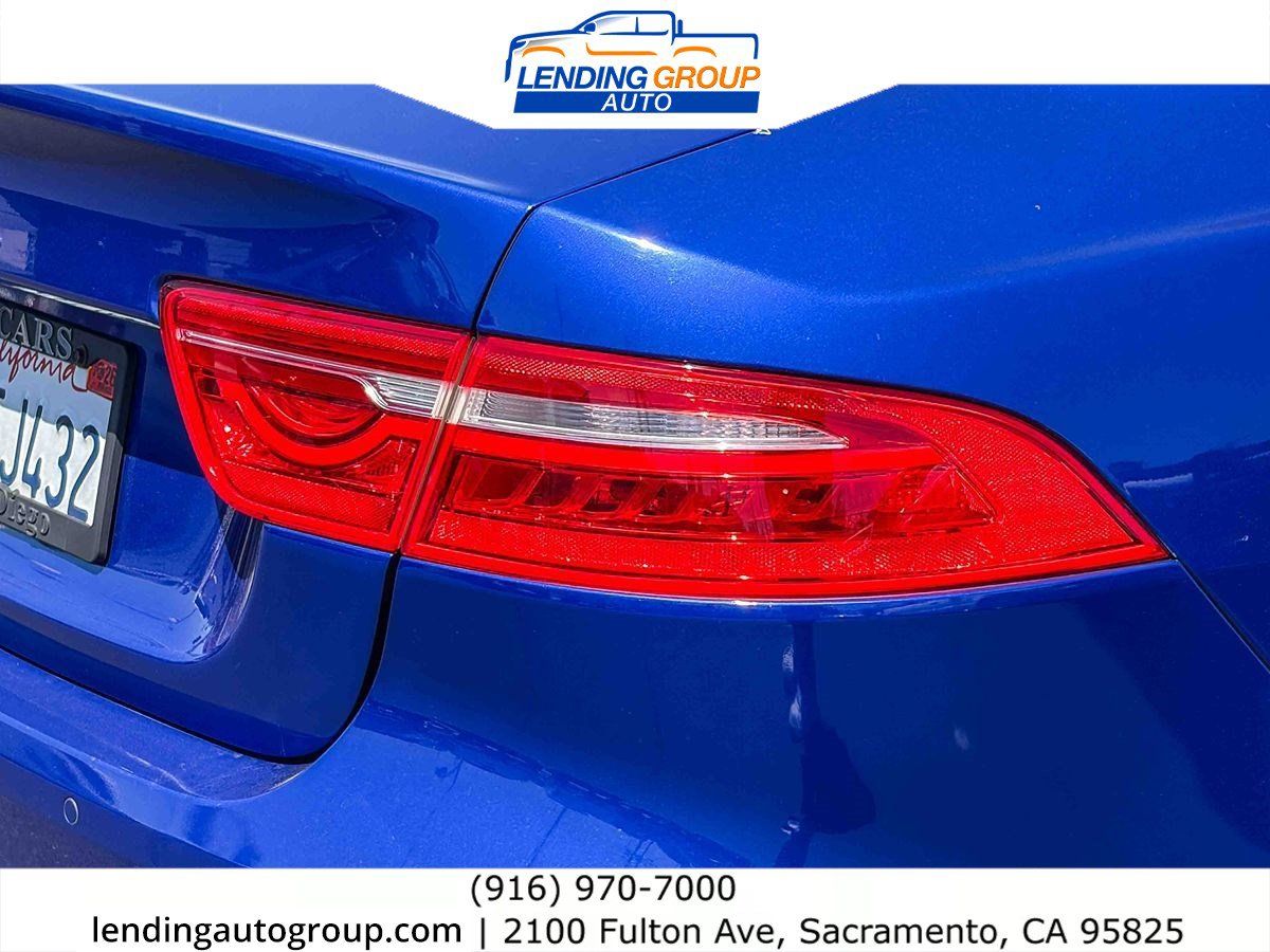 Used 2017 Jaguar XE Premium RWD image 8
