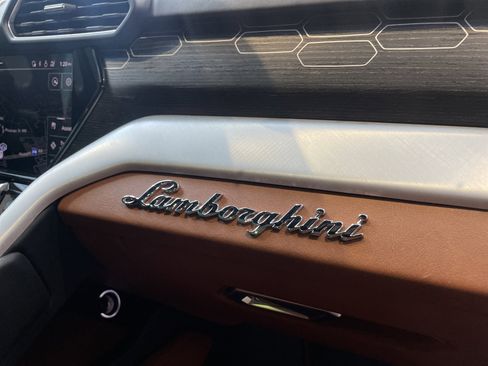 Used 2021 Lamborghini Urus AWD/4WD image 41