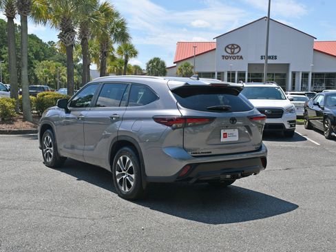 Used 2025 Toyota Highlander XLE AWD/4WD image 3