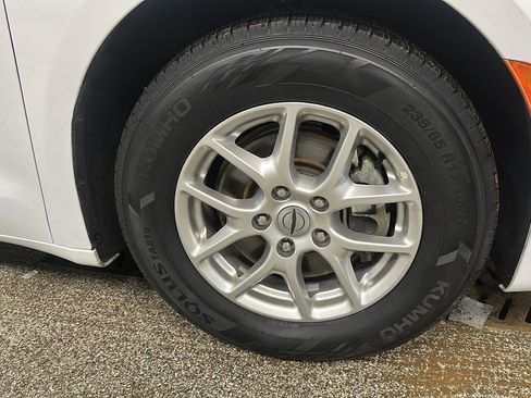 Used 2024 Chrysler Pacifica Touring-L image 9